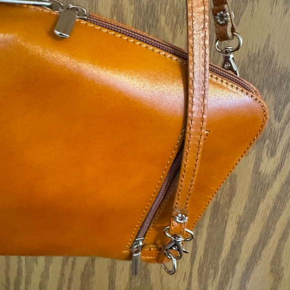 Vera Pelle Crossbody, Sling bag. Long Strap Color: Carmel Soft made in Italy. - Picture 9 of 16